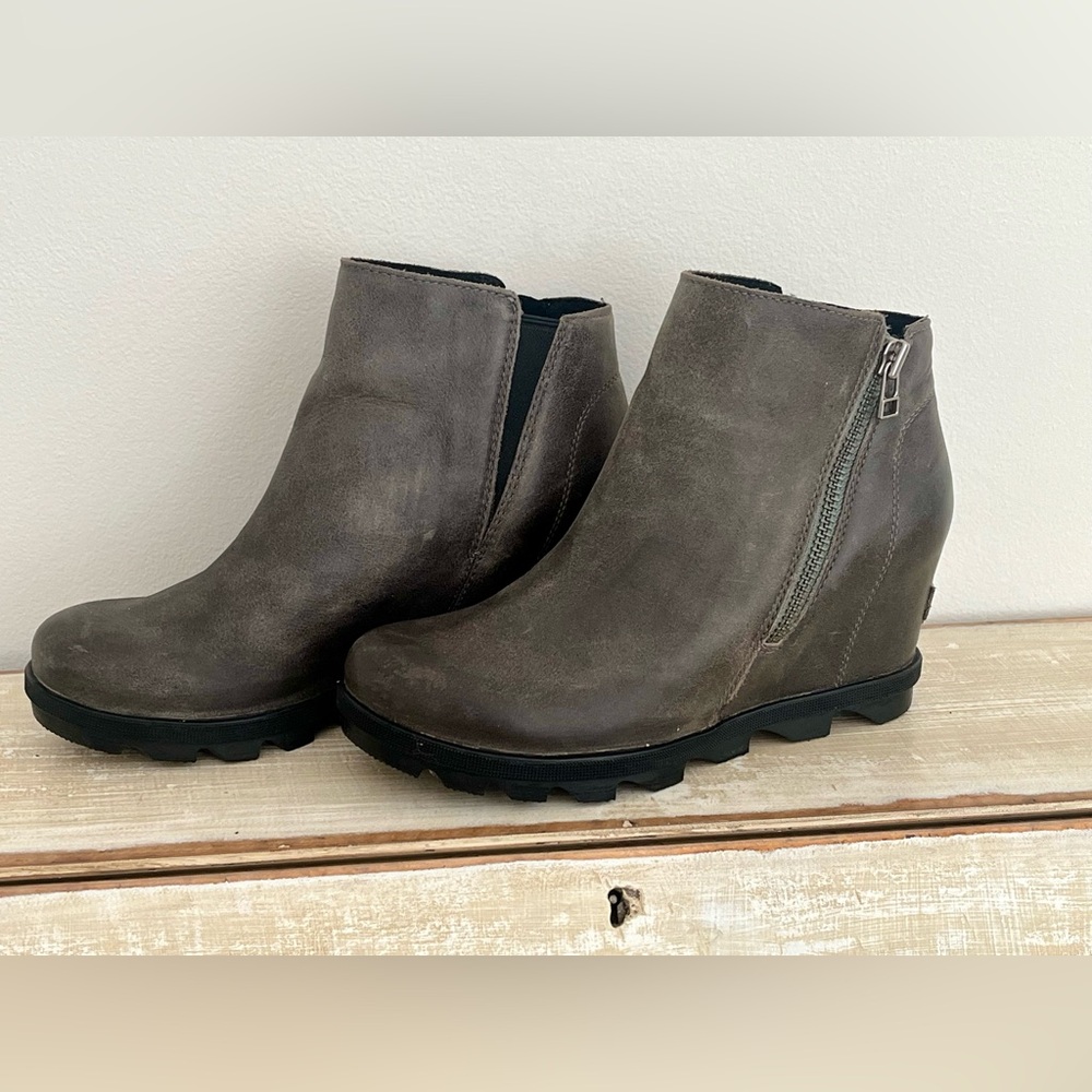 Sorel Women's Joan of Arctic Wedge III Zip Boot Waterproof Leather bootie 8